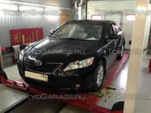 авто на подъемнике в автосервисе Toyota